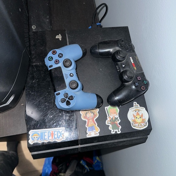 PlayStation 4 (2 controllers) - Picture 2 of 3